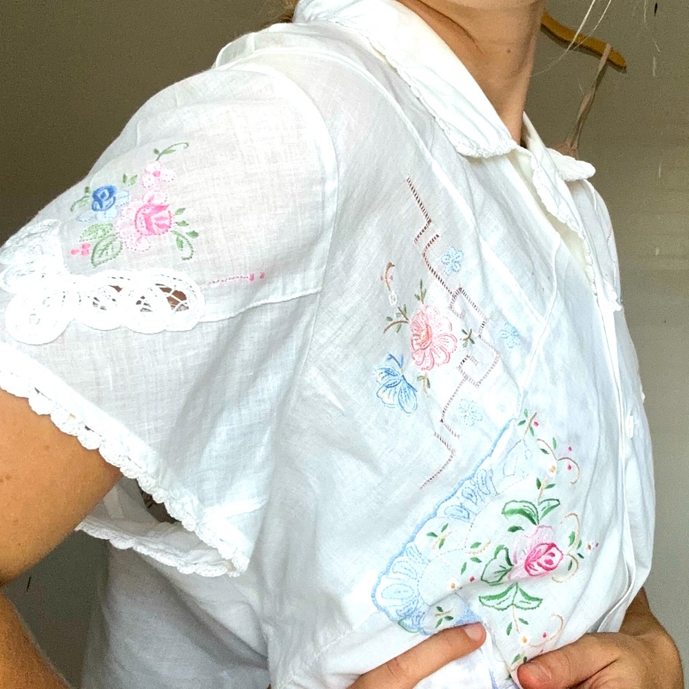 Adorable Vintage Embroidered Top
